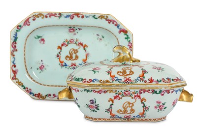 Lot 808 - A CHINESE FAMILLE ROSE SAUCE TUREEN, COVER AND...