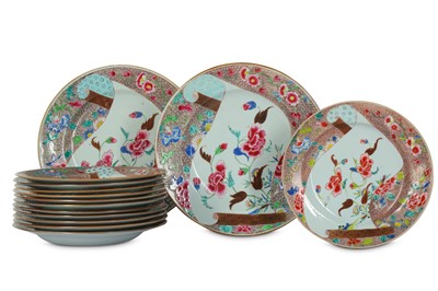 Lot 929 - A SET OF FOURTEEN CHINESE FAMILLE ROSE DISHES...