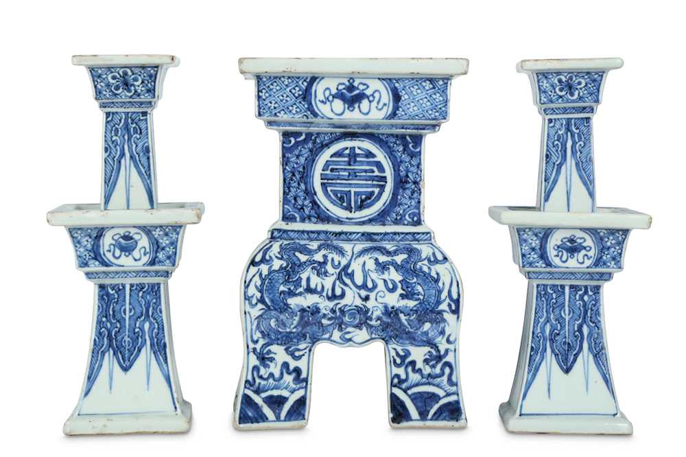 Lot 148 - A CHINESE BLUE AND WHITE THREE-PIECE ‘DRAGON AND PHOENIX’ ALTAR SET.
