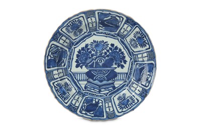 Lot 839 - A CHINESE BLUE AND WHITE KRAAK PORCELAIN...