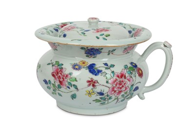 Lot 435 - A CHINESE FAMILLE ROSE CHAMBER POT AND COVER....