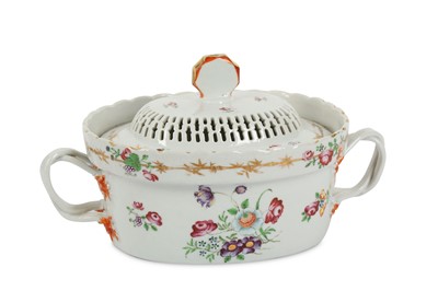 Lot 436 - A CHINESE FAMILLE ROSE TUREEN AND RETICULATED...