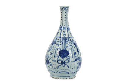 Lot 834 - A CHINESE BLUE AND WHITE KRAAK PORCELAIN...