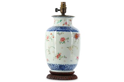 Lot 845 - A CHINESE FAMILLE ROSE AND UNDERGLAZE BLUE...