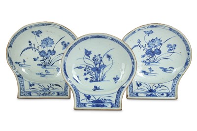 Lot 429 - THREE CHINESE BLUE AND WHITE 'SHELL' DISHES....