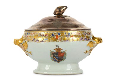 Lot 541 - A CHINESE FAMILLE ROSE ARMORIAL TUREEN BASE....