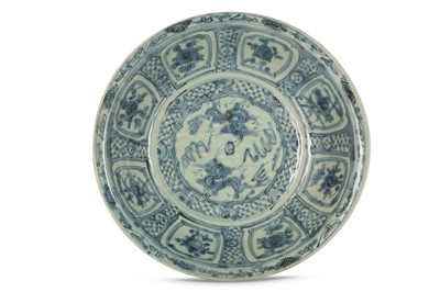 Lot 158 - A CHINESE BLUE AND WHITE SWATOW ‘DRAGONS’ DISH....