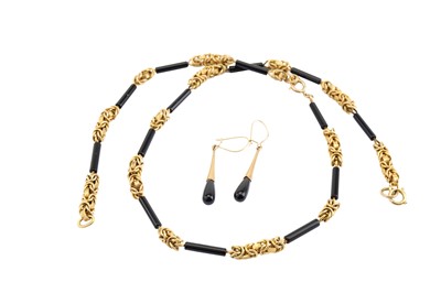 Lot 22 - An onyx necklace and earrings suite, The fancy-...