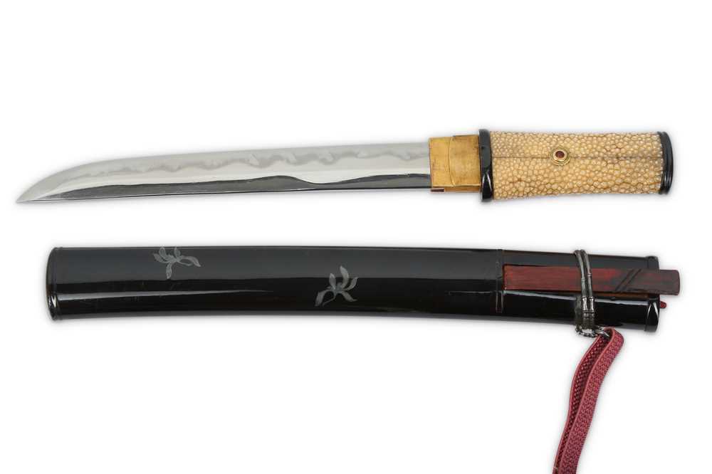 Lot 981 - AN AIKUCHI (SHORT SWORD). Edo period. The...