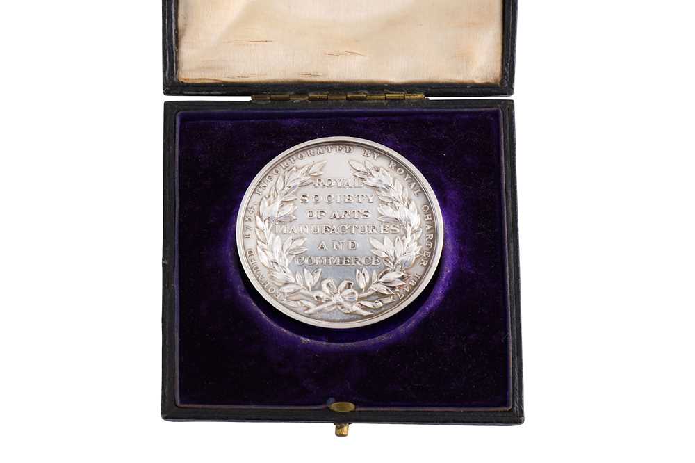 Lot 84 - A ROYAL SOCIETY OF ARTS MANUFACTURERS AND COMMERCE AWARD MEDAL, 1918