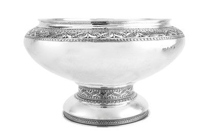 Lot 290 - A large George V sterling silver ‘arts and...