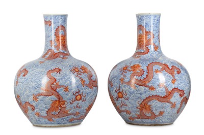 Lot 178 - A PAIR OF CHINESE IRON-RED AND BLUE AND WHITE...