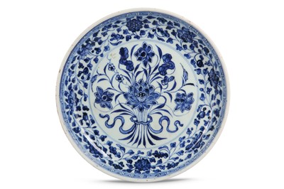 Lot 581 - A CHINESE BLUE AND WHITE ‘LOTUS’ SAUCER DISH....
