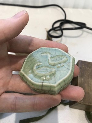 Lot 572 - A CHINESE CELADON-GLAZED 'DUCK' COSMETIC BOX AND COVER