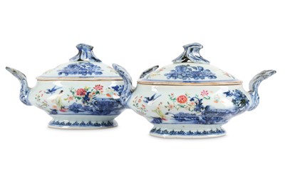 Lot 814 - A PAIR OF CHINESE FAMILLE ROSE SAUCE TUREENS...