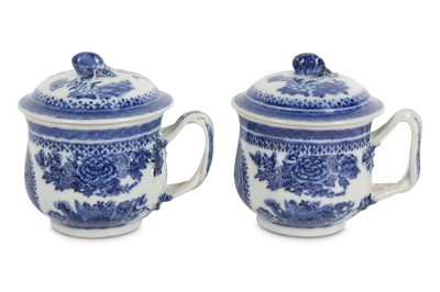 Lot 887 - A PAIR OF CHINESE BLUE AND WHITE ‘FITZHUGH’...