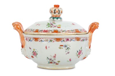Lot 542 - A SMALL CHINESE FAMILLE ROSE SAUCE TUREEN AND...