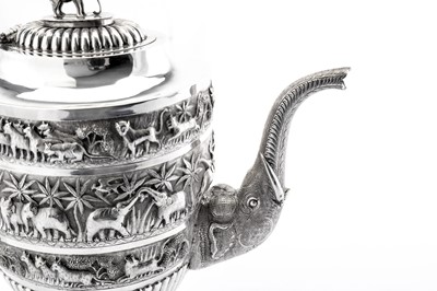 Lot 70 - An early 20th century Anglo – Indian Raj unmarked silver coffee pot, probably Calcutta or Bombay circa 1910