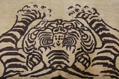 Lot 36 - A FINE TIGER DESIGN RUG approx: 6ft. x 4ft.3in....