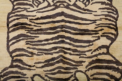 Lot 36 - A FINE TIGER DESIGN RUG approx: 6ft. x 4ft.3in....