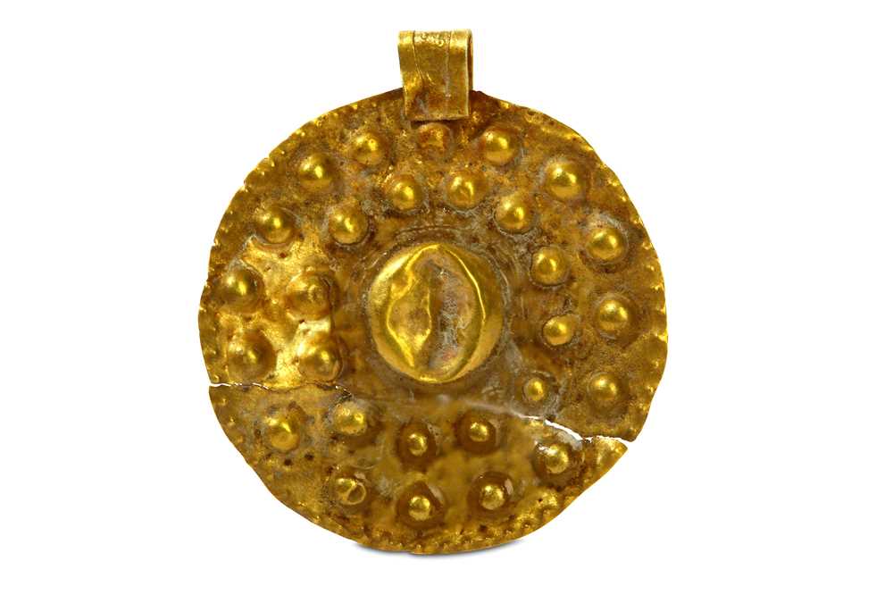 Lot 108 - A PHOENICIAN GOLD PENDANT Circa late 1st...