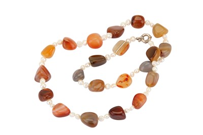 Lot 373 - An agate bead and cultured pearl necklace,...