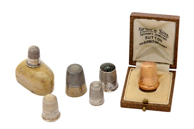 Lot 35 - A mixed group, including a cased George V 9...