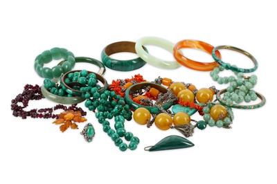 Lot 643 - A miscellaneous collection of jewellery,...