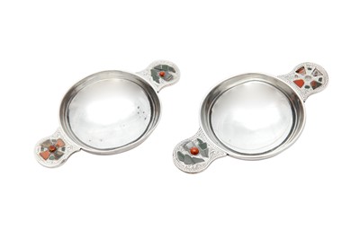 Lot 24 - A pair of George V agate inset sterling silver...