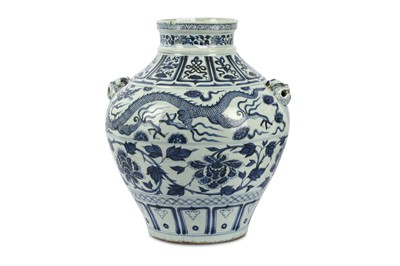 Lot 662 - A squat bulbous Chinese blue and white...