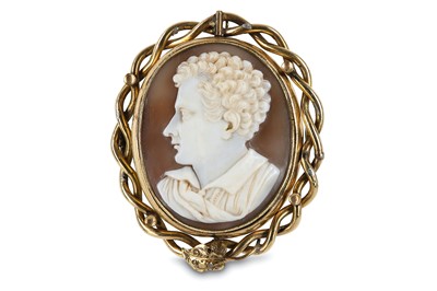 Lot 39 - A CARVED SHELL CAMEO BROOCH OF LORD BYRON...
