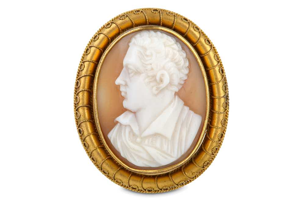 Lot 40 - A CARVED SHELL CAMEO BROOCH OF LORD BYRON...