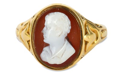 Lot 49 - A GOLD-MOUNTED HARDSTONE CAMEO RING WITH LORD...