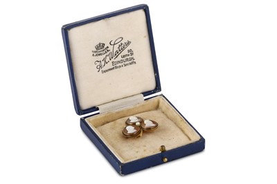 Lot 38 - A COMMEMORATIVE CARVED SHELL CAMEO BROOCH OF...