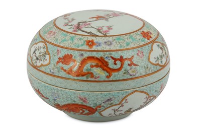 Lot 620 - A CHINESE FAMILLE ROSE CIRCULAR BOX AND COVER.