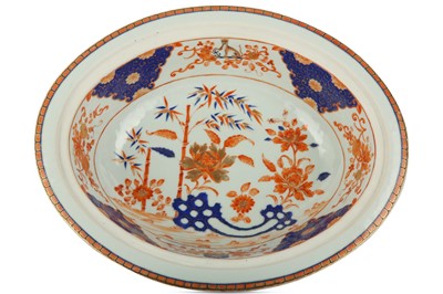 Lot 468 - A CHINESE IMARI ARMORIAL TUREEN STAND. Qing...