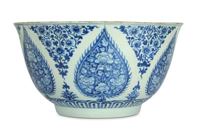 Lot 165 - A LARGE CHINESE BLUE AND WHITE 'ISLAMIC' BOWL.