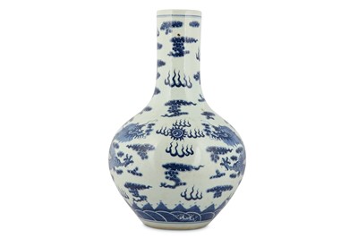Lot 200 - A CHINESE BLUE AND WHITE 'DRAGON' BOTTLE VASE....