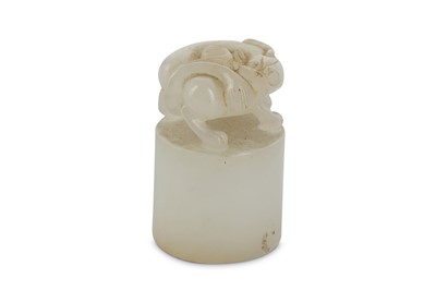 Lot 498 - A CHINESE WHITE JADE ‘CHILONG’ SEAL. The...