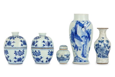 Lot 208 - A COLLECTION OF BLUE AND WHITE WARES. Qing...