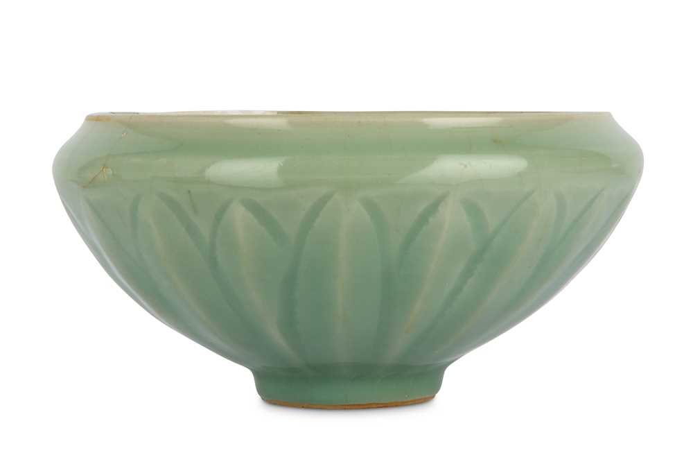 Lot 39 - A CHINESE CELADON GLAZED BOWL. Song Dynasty....