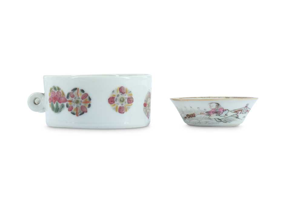 Lot 426 - A CHINESE FAMILLE ROSE BIRD FEEDER AND A SMALL DISH.
