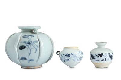 Lot 555 - THREE CHINESE BLUE AND WHITE POTTERY ITEMS.