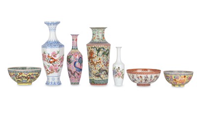 Lot 569 - A SMALL COLLECTION OF CHINESE FAMILLE ROSE...