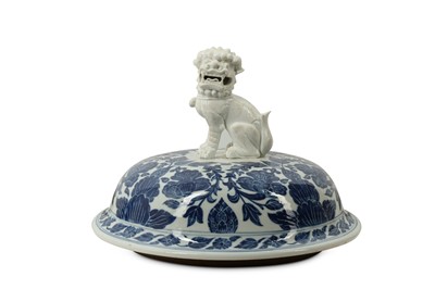 Lot 142 - A CHINESE BLUE AND WHITE PORCELAIN COVER.