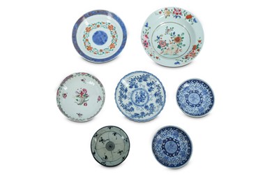 Lot 827 - A SMALL GROUP OF CHINESE SAUCERS.