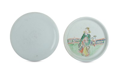 Lot 846 - A CHINESE FAMILLE VERTE DISH AND A WHITE-GLAZED DISH.