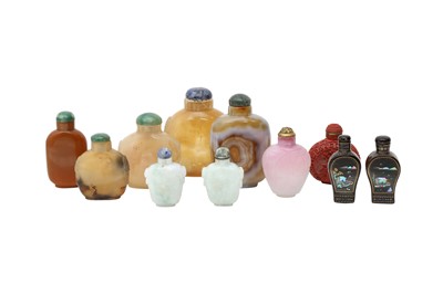 Lot 374 - A SMALL COLLECTION OF CHINESE SNUFF BOTTLES.