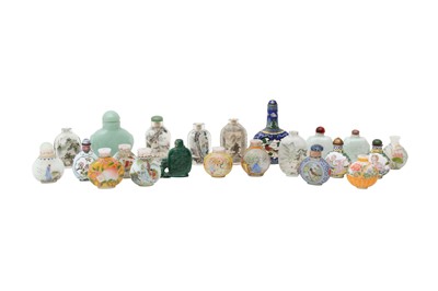 Lot 375 - A SMALL COLLECTION OF CHINESE SNUFF BOTTLES.