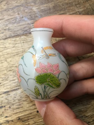 Lot 375 - A SMALL COLLECTION OF CHINESE SNUFF BOTTLES.